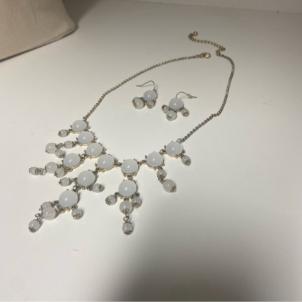 Simple, classy Y2K White beaded dangle necklace w/flat wire earrings